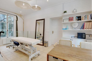 Cabinet médical à Paris. Trouvé à Paris, ce cabinet médical semble idéal pour kinésithérapeute, gynécologue, cabinet dentaire, ostéopathe, psychologue