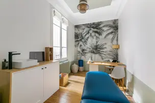 Cabinet médical à Paris. Trouvé à Paris, ce cabinet médical semble idéal pour kinésithérapeute, gynécologue, cabinet dentaire, ostéopathe, psychologue