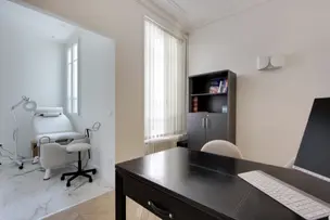 Cabinet médical à Paris. Trouvé à Paris, ce cabinet médical semble idéal pour kinésithérapeute, gynécologue, cabinet dentaire, ostéopathe, psychologue