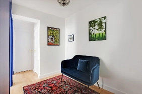 Cabinet médical à Paris. Trouvé à Paris, ce cabinet médical semble idéal pour kinésithérapeute, gynécologue, cabinet dentaire, ostéopathe, psychologue