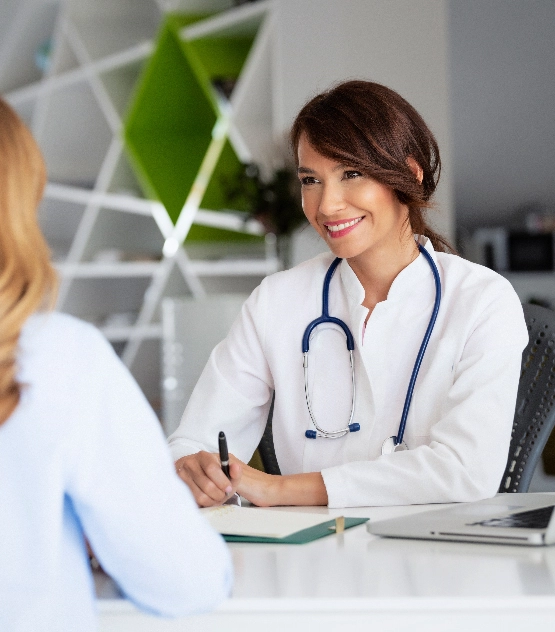 Professionnel de santé dans son cabinet